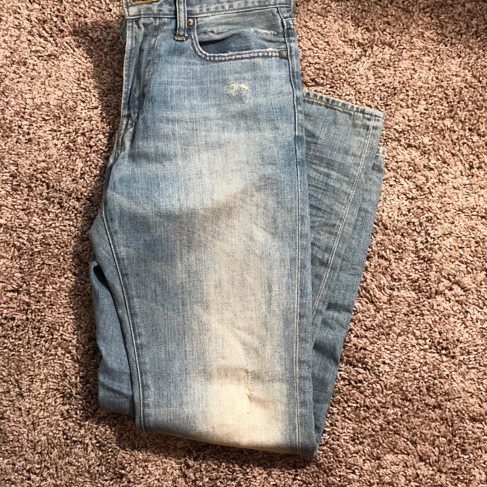 Light wash men’s jeans